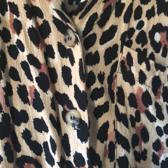 Cute leopard print button down tee - Picture 4 of 5